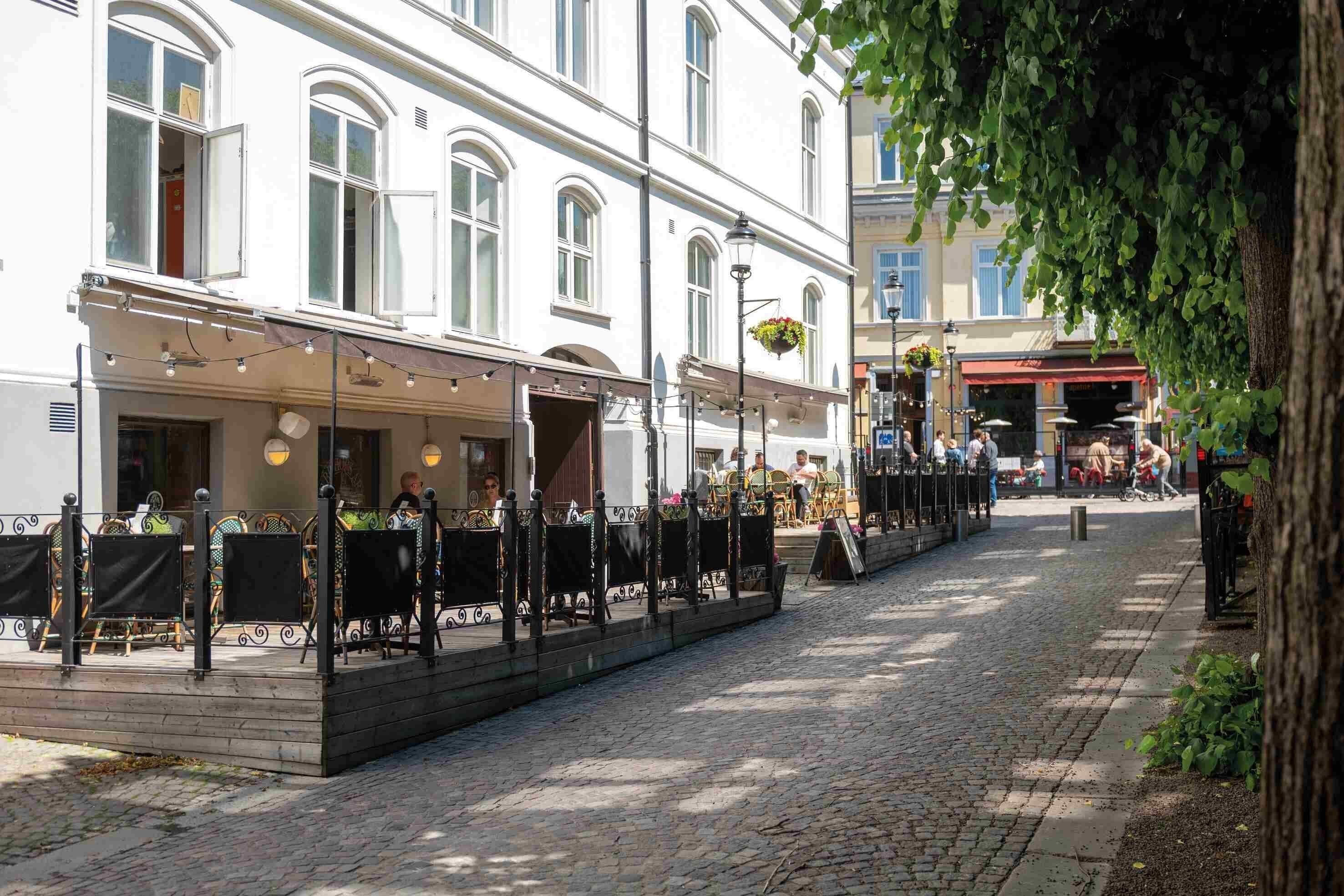 2 restaurants, breakfast, lunch, dinner served; british cuisine