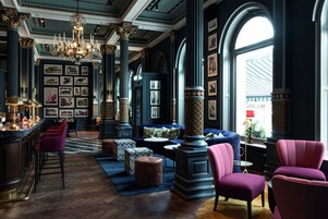 2 restaurants, breakfast, lunch, dinner served; British cuisine