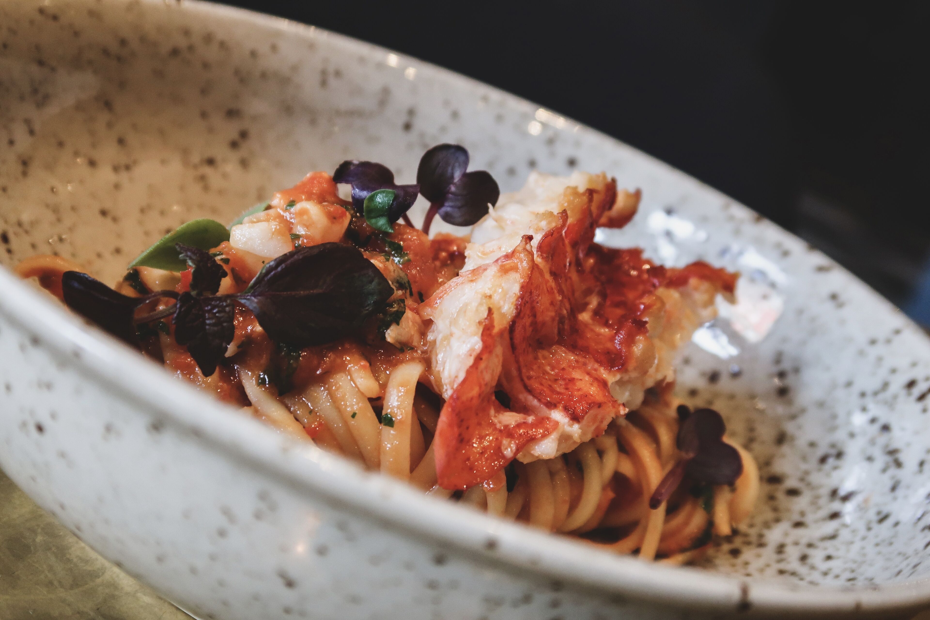 Een schaal pasta met zeevruchten en groenten.