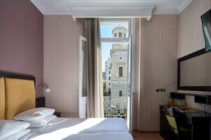 Standard Δωμάτιο | Κλινοσκεπάσματα υψηλής ποιότητας, χρηματοκιβώτιο στο δωμάτιο, γραφείο 