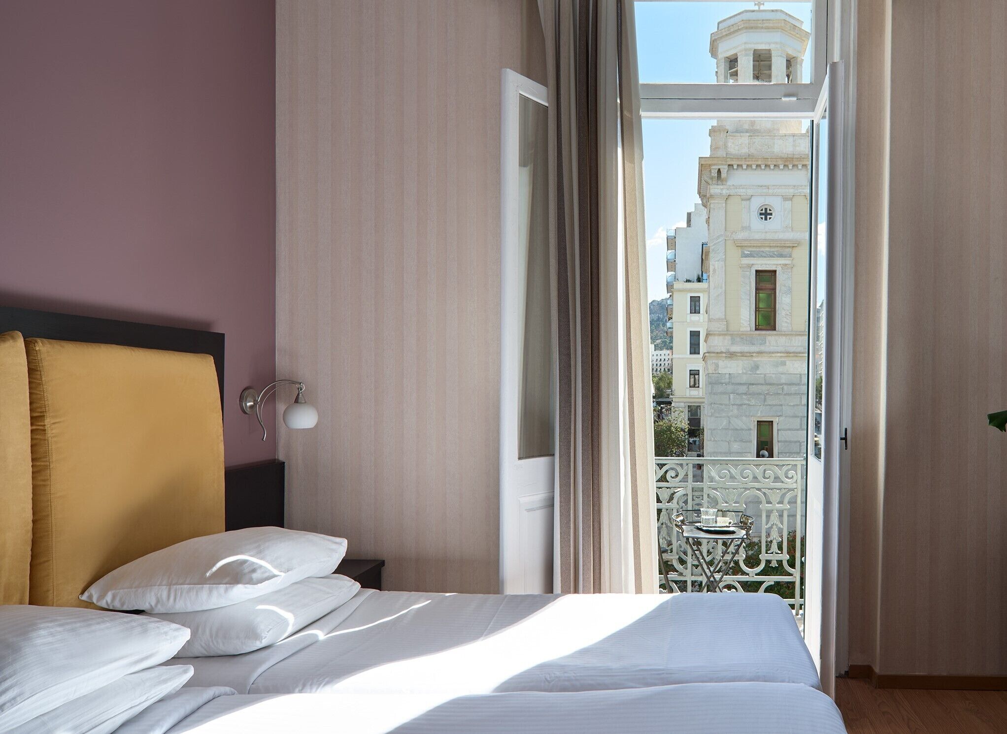 Junior lakosztály | Prémium ágynemű, széf a szobában, íróasztal és hangszigetelés