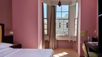 Habitación estándar | Ropa de cama de alta calidad y caja de seguridad en la habitación