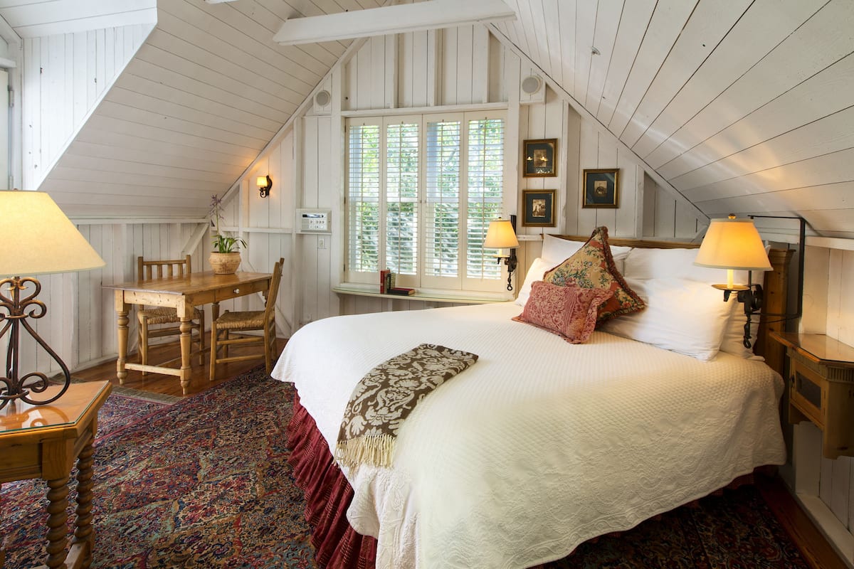 Gác, 1 giường cỡ king, ban công, quang cảnh vườn (Hayloft) | Trang trí khác biệt, trang bị nội thất với thiết kế riêng biệt