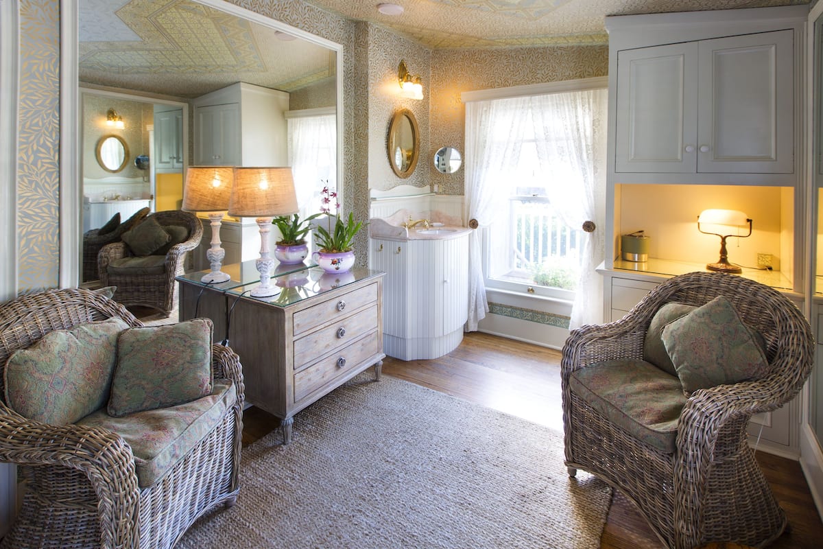 Superior kamer, 1 queensize bed, balkon, uitzicht op tuin (Sun Room) | Woonruimte | Een lcd-televisie en een iPod-dock