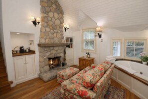 Chaumière luxueuse, 1 grand lit, baignoire à jets (Plumstead Cottage) | Décor unique, ameublement unique, fer et planche à repasser