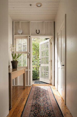 Signature Room, Accessible, Jetted Tub, Fireplace (Carriage Room) | Individually decorated, individually furnished, iron/ironing board - Simpson House Inn (Santa Barbara)