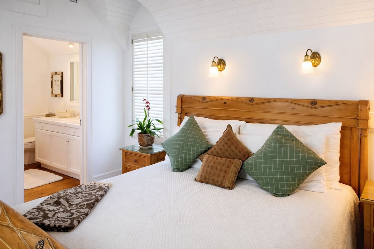 Traditional Suite, 1 King Bed, Kitchen, Fireplace (Pendle Cottage) | Iron/ironing board, WiFi (free), individually decorated