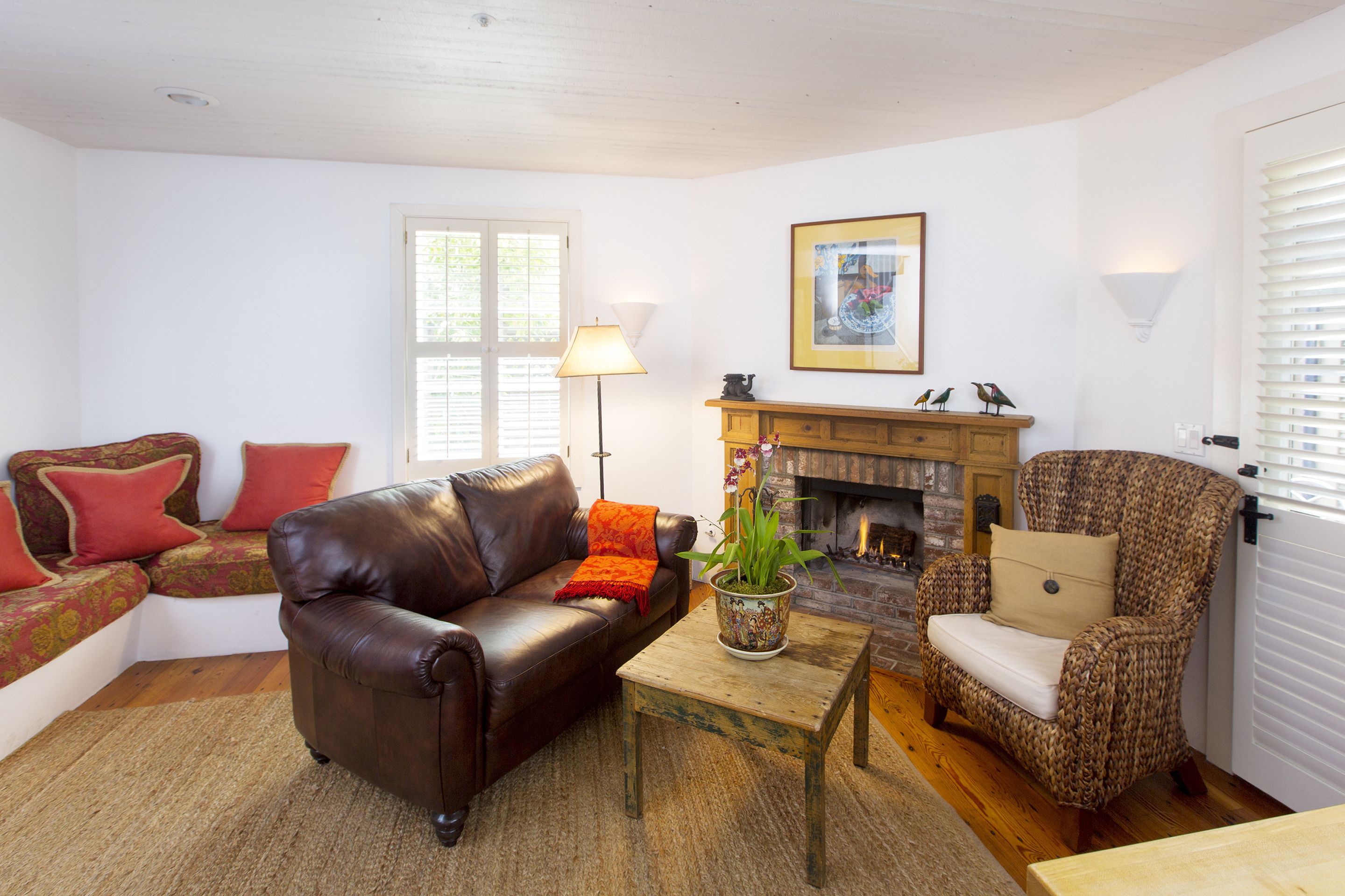 Traditional Suite, 1 King Bed, Kitchen, Fireplace (Pendle Cottage) | Living room | LCD TV, iPod dock