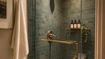 Habitación estándar | Baño | Amenidades de baño de diseñador, secadora de cabello, toallas
