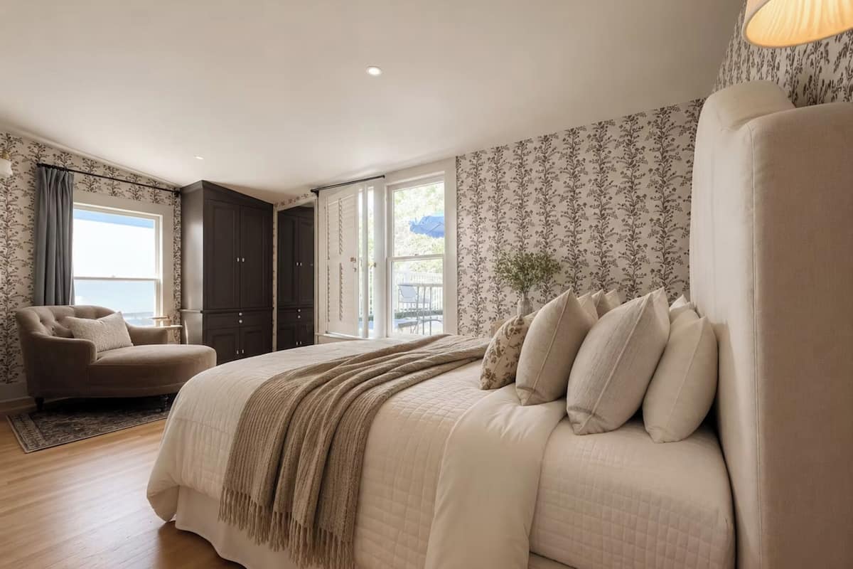 Superior Room, 1 Queen Bed, Balcony, Garden View (Sun Room) | Individually decorated, individually furnished, iron/ironing board