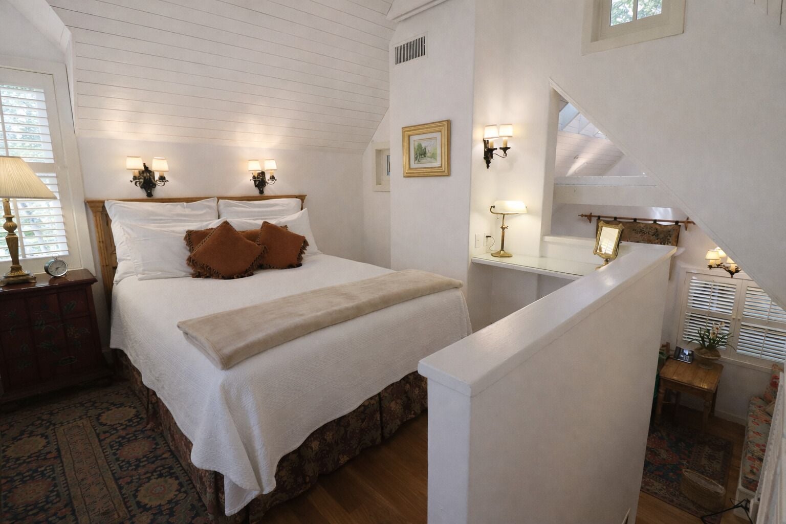Luxury Cottage, 1 Queen Bed, Jetted Tub, Fireplace (Plumstead Cottage) | Individually decorated, individually furnished, iron/ironing board