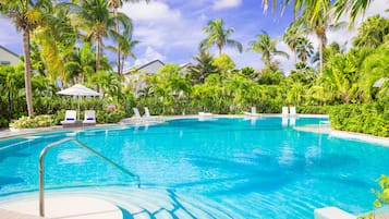 AuĂenpool, Sonnenschirme, LiegestĂŒhle