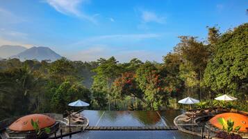 Außenpool, geöffnet von 08:00 Uhr bis 18:00 Uhr, Sonnenschirme