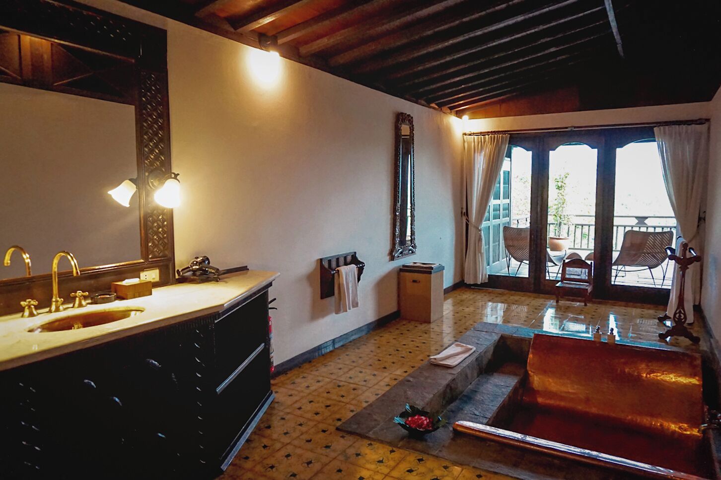 ambar family villa (mountain or garden/plantation view) | bathroom | combined shower/bathtub, deep-soaking bathtub, rainfall showerhead