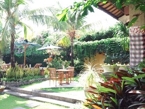 Outdoor dining - Mentari Sanur Hotel (Denpasar)