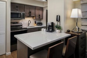 Refrigerador, microondas, placa de cocina, lavavajillas