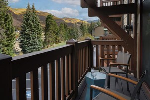 Premium bedding, down comforters, in-room safe, desk