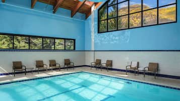 Una piscina cubierta, una piscina al aire libre