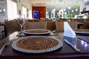 Breakfast, lunch, dinner served; international cuisine  - Blue Tree Towers Anália Franco - Tatuapé (São Paulo)