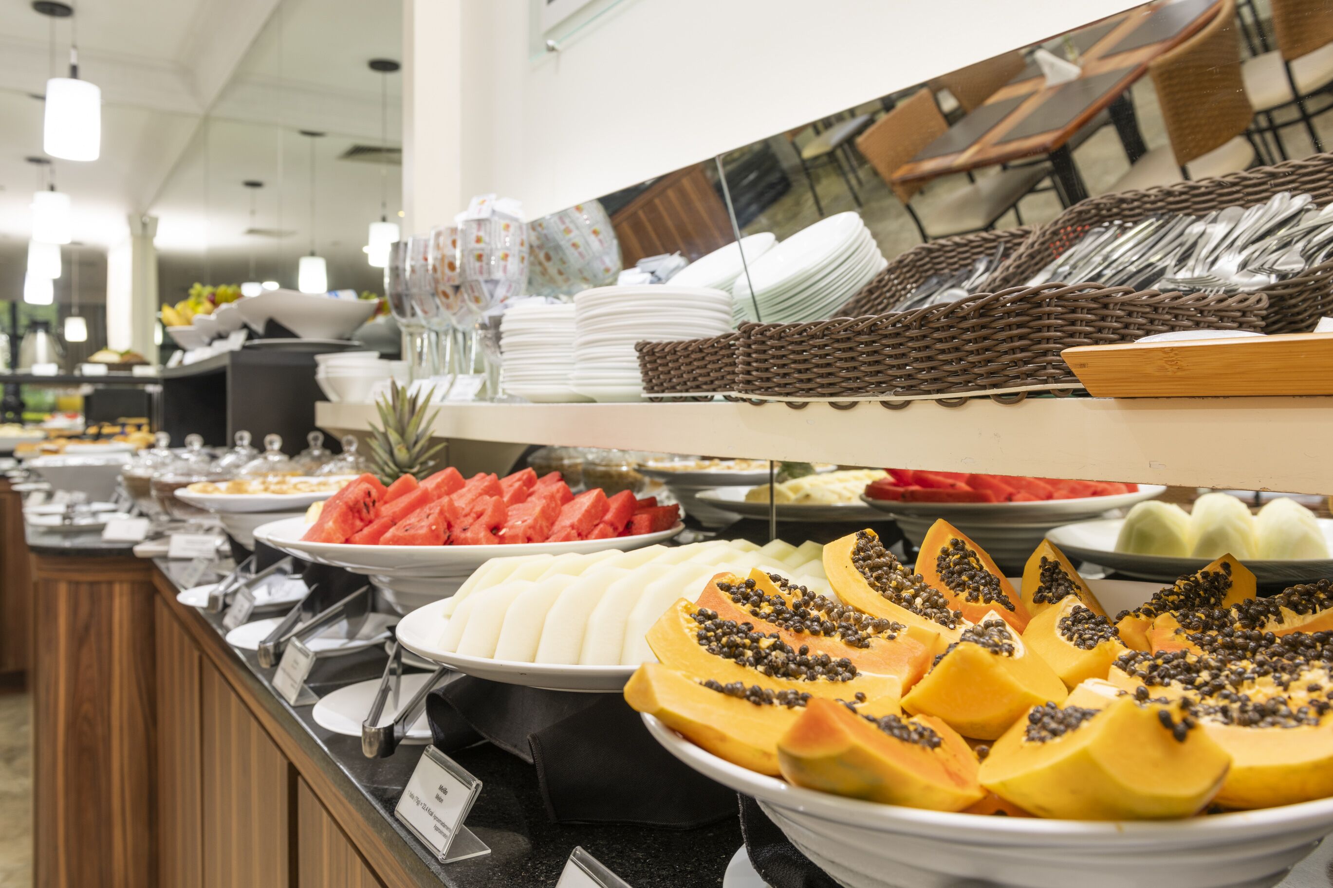 Ein reichhaltiges Buffet mit Obst und Speisen.