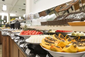 A buffet with various fruits and dishes. - Blue Tree Towers Anália Franco - Tatuapé (São Paulo)