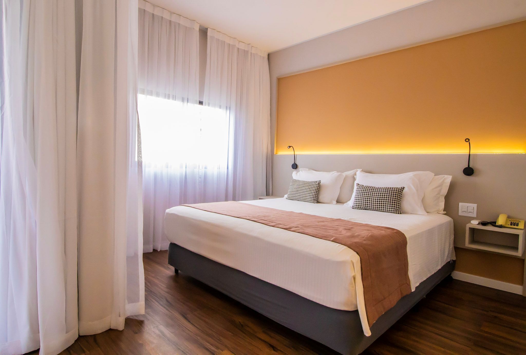 Suite Premium Smart | Minibar, in-room safe, desk, bed sheets