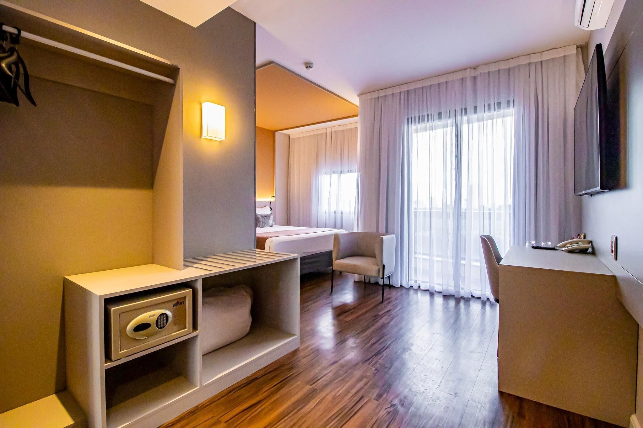 Minibar, coffres-forts dans les chambres, bureau, draps fournis