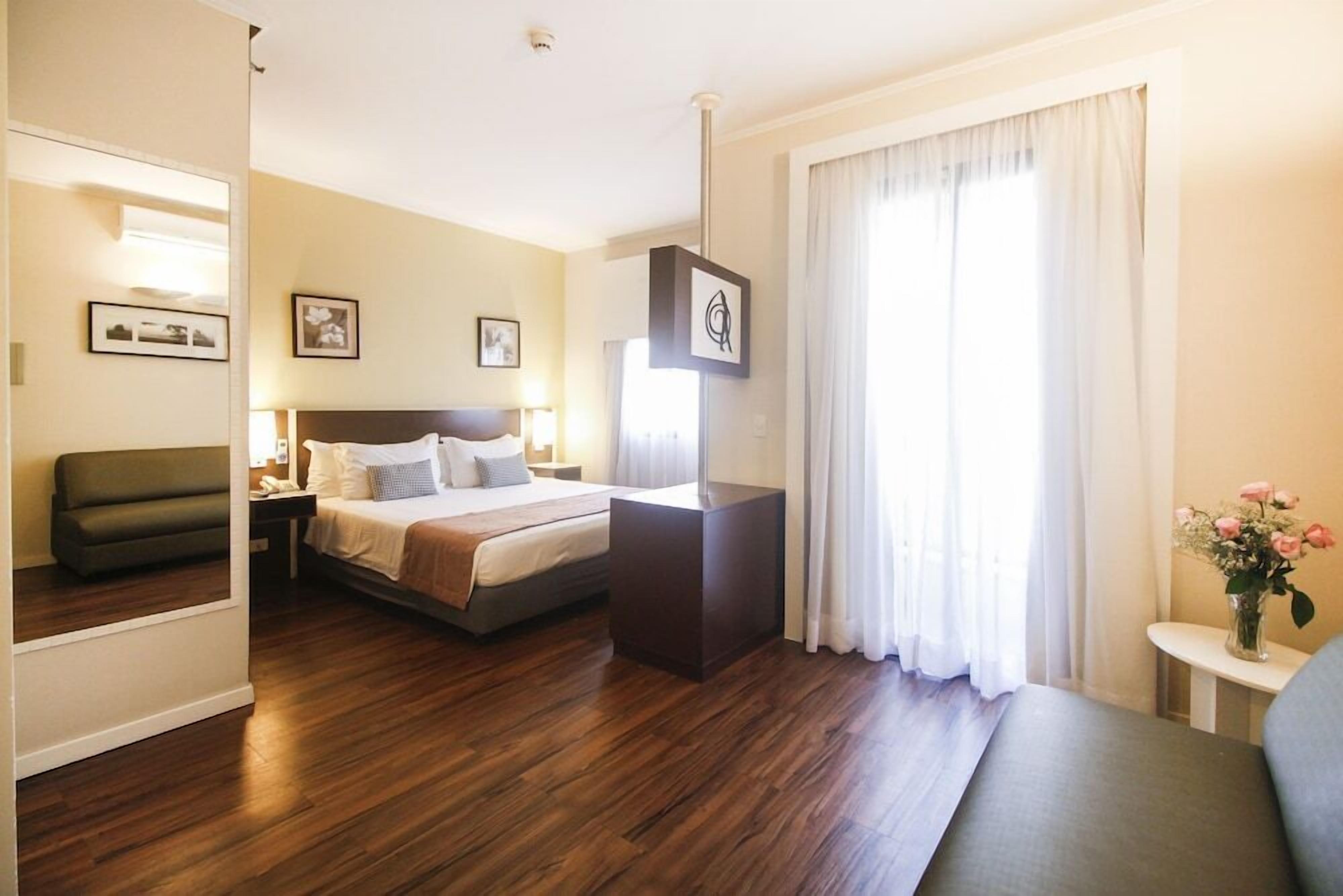 Frigobar, cofres nos quartos, escrivaninha, roupa de cama