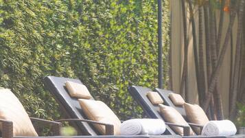 Piscine extérieure, chaises longues