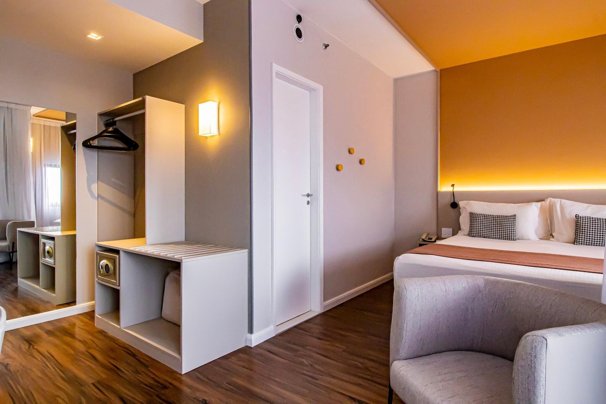 Minibar, caja fuerte, escritorio y ropa de cama