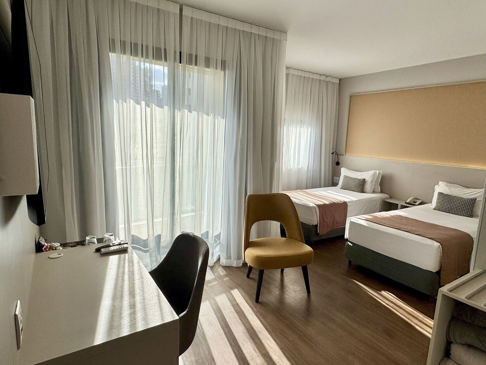 Frigobar, cofres nos quartos, escrivaninha, roupa de cama