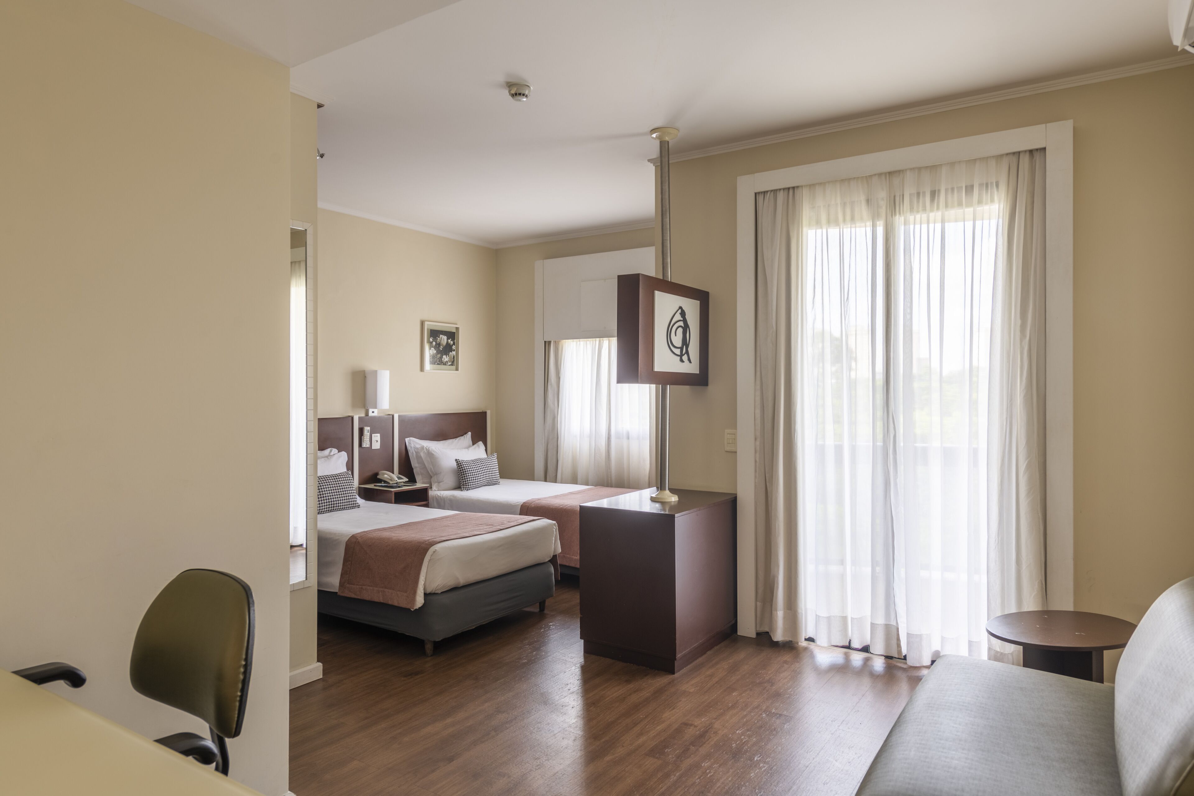 Minibar, caja fuerte, escritorio y ropa de cama