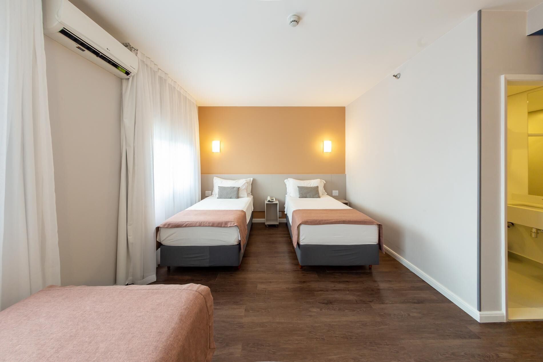 Minibar, coffres-forts dans les chambres, bureau, draps fournis