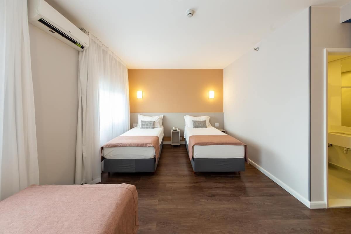 Minibar, coffres-forts dans les chambres, bureau, draps fournis