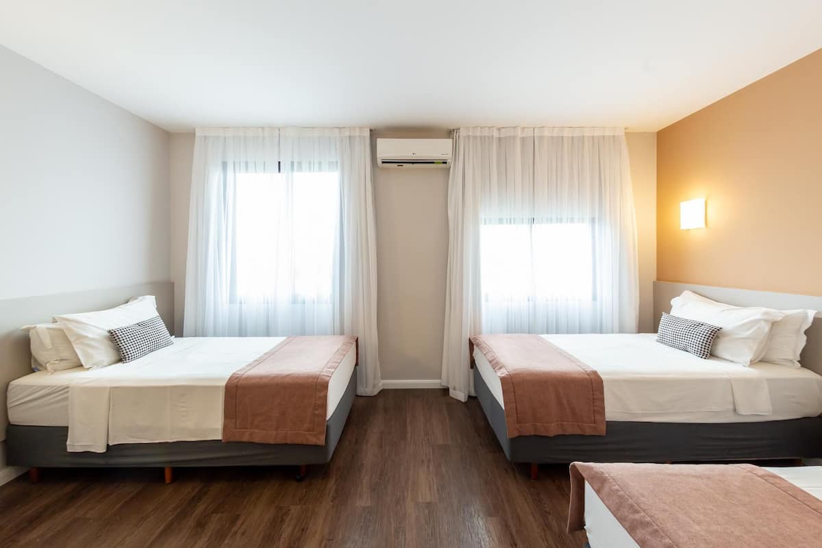 Minibar, caja fuerte, escritorio y ropa de cama