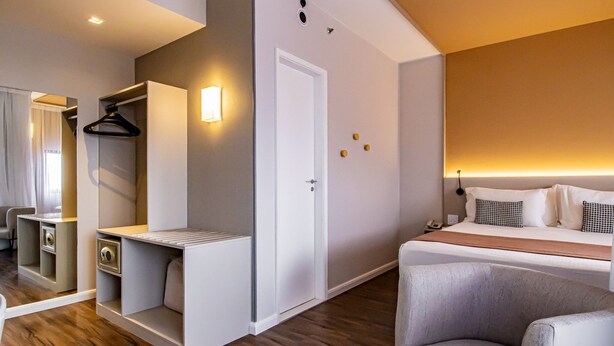 A hotel room with a bed, a seating area, a wardrobe, and a desk. - Blue Tree Towers Anália Franco - Tatuapé (São Paulo)