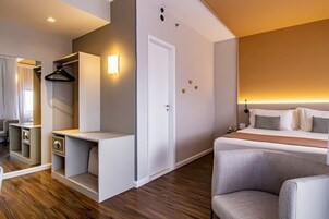 Minibar, caja de seguridad en la habitación, escritorio y ropa de cama 