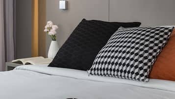 Quarto casal premium, 1 cama Queen | Frigobar, cofres nos quartos, escrivaninha