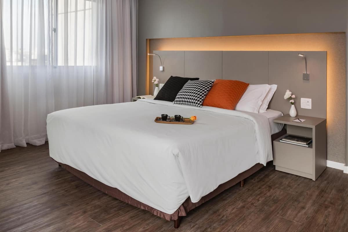 Minibar, coffres-forts dans les chambres, bureau