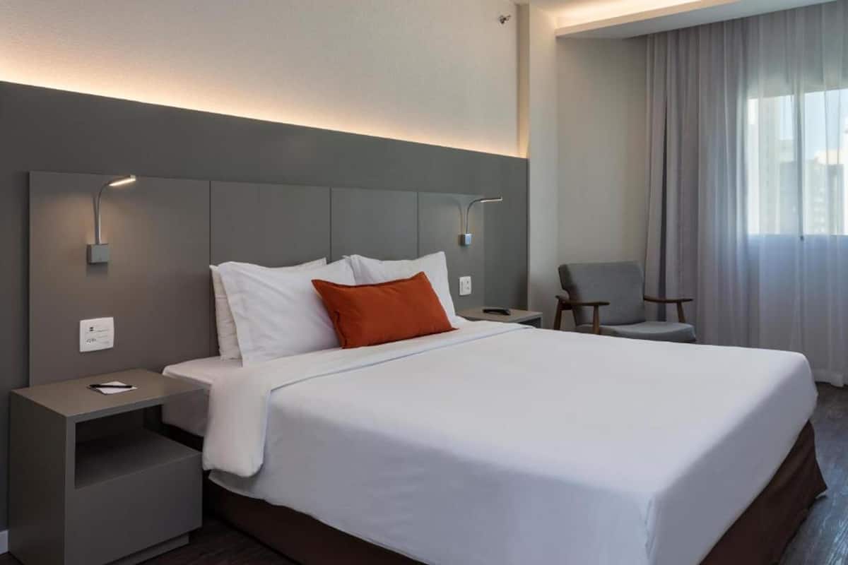 Frigobar, cofres nos quartos, escrivaninha