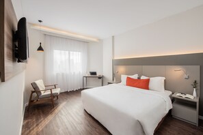 Standard Room, 1 Double Bed, Mobility Accessible | Minibar, in-room safe, desk, laptop workspace - Intercity São Paulo Ibirapuera (São Paulo)