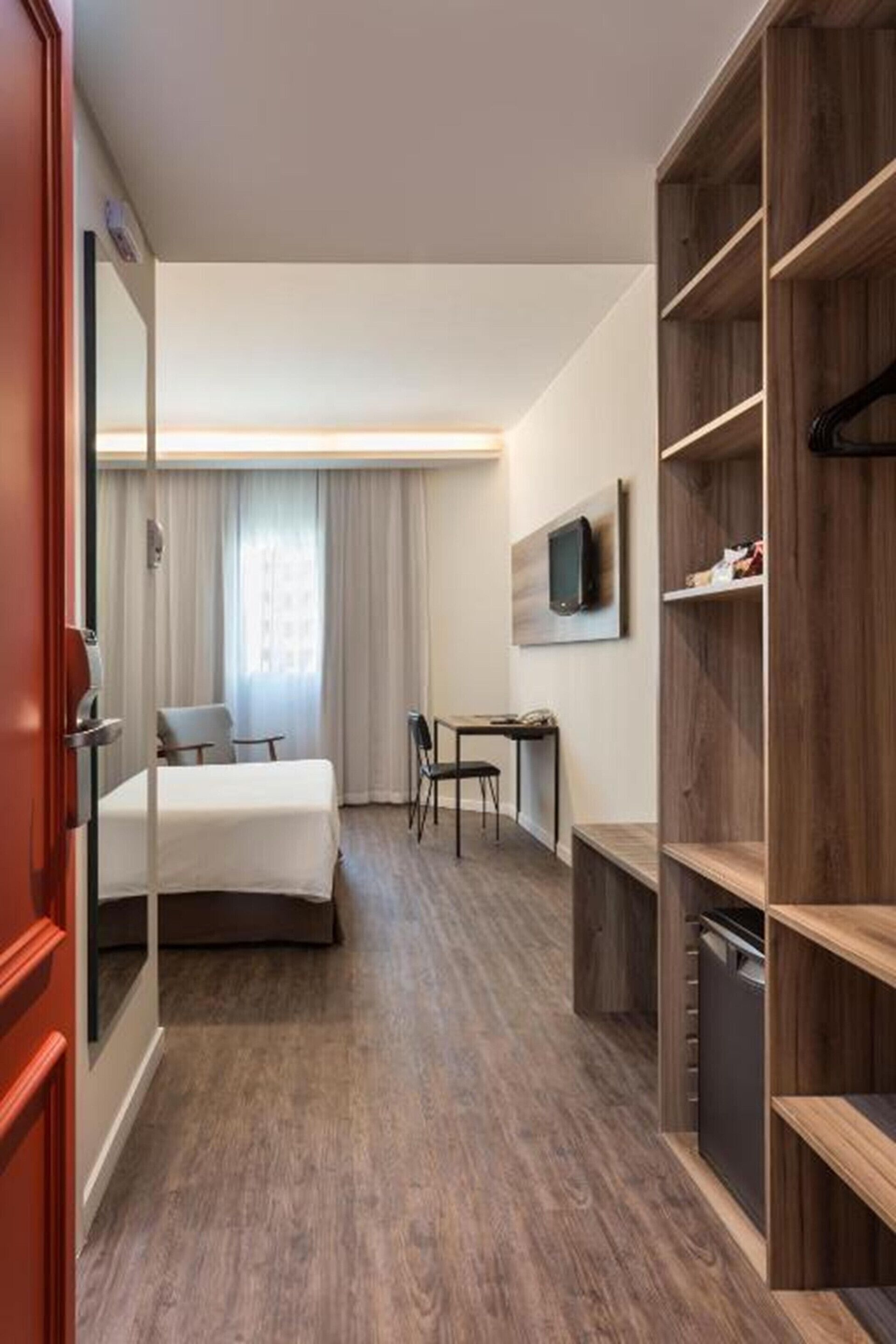 미니바, 객실 내 금고, 책상, 노트북 작업 공간