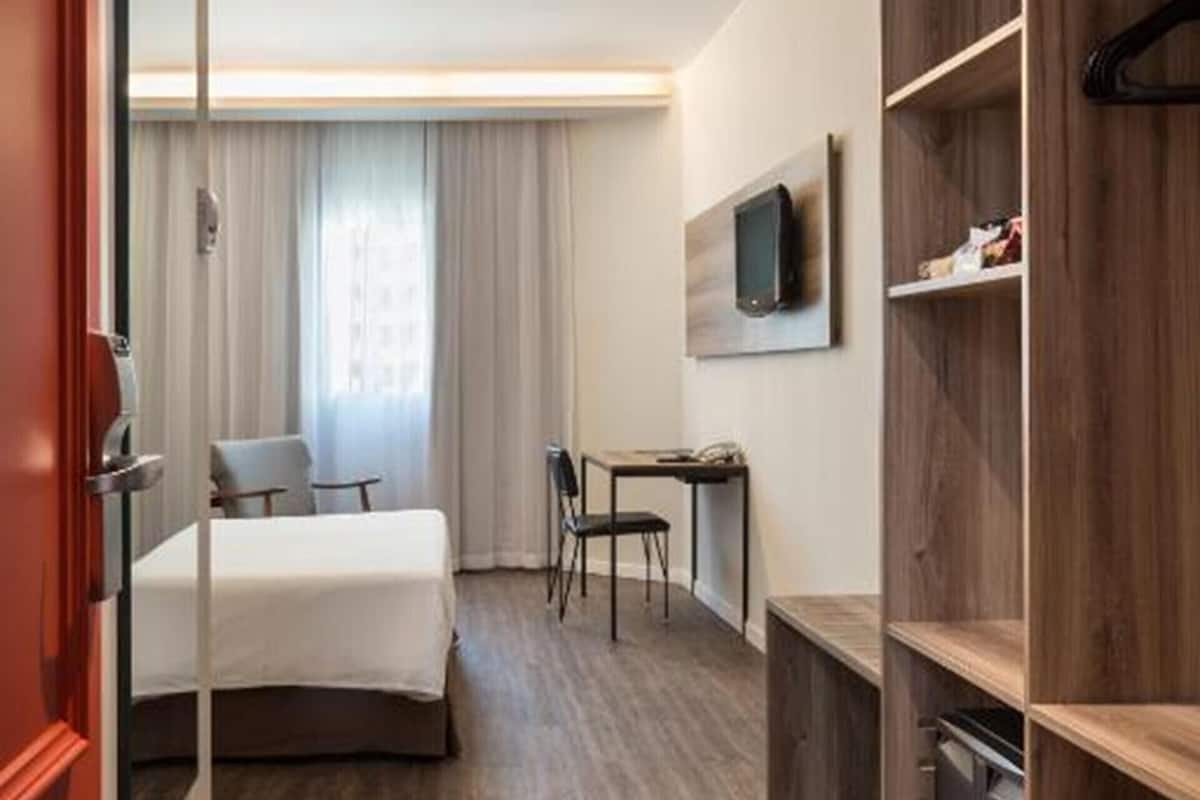 Minibar, caja de seguridad en la habitación y escritorio