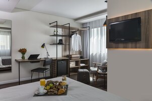 Quarto casal premium, 1 cama Queen | Frigobar, cofres nos quartos, escrivaninha