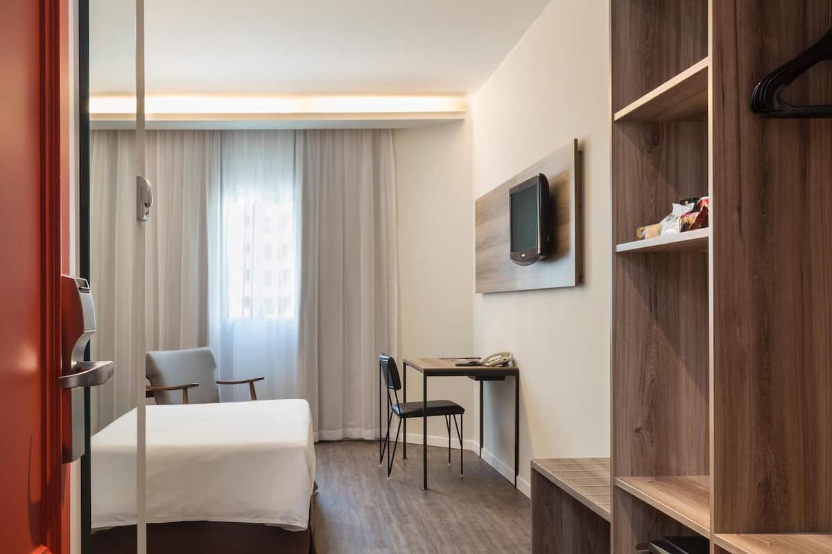 Minibar, coffres-forts dans les chambres, bureau