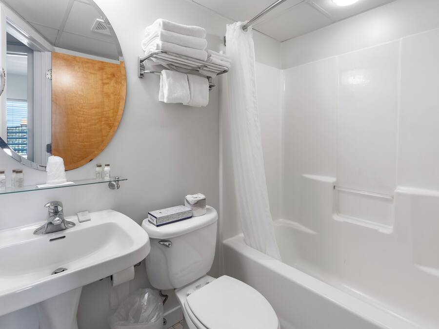 Une salle de bain avec un lavabo, des toilettes et une baignoire.