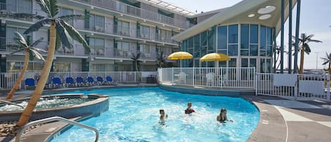 Una piscina al aire libre de temporada (de 09:00 a 19:00), tumbonas