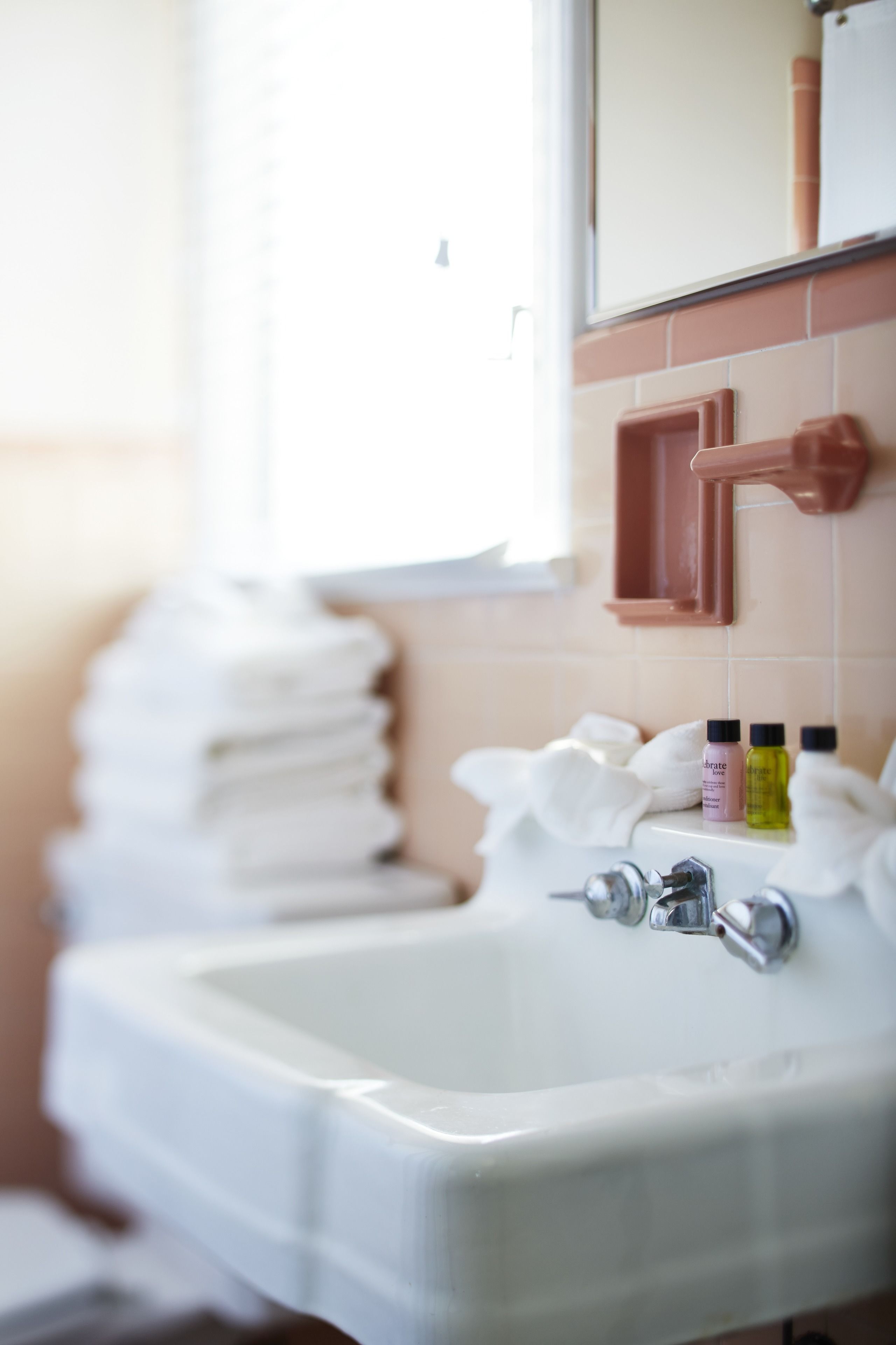 tiny cottage room separate house | bathroom | combined shower/bathtub, free toiletries, hair dryer, towels