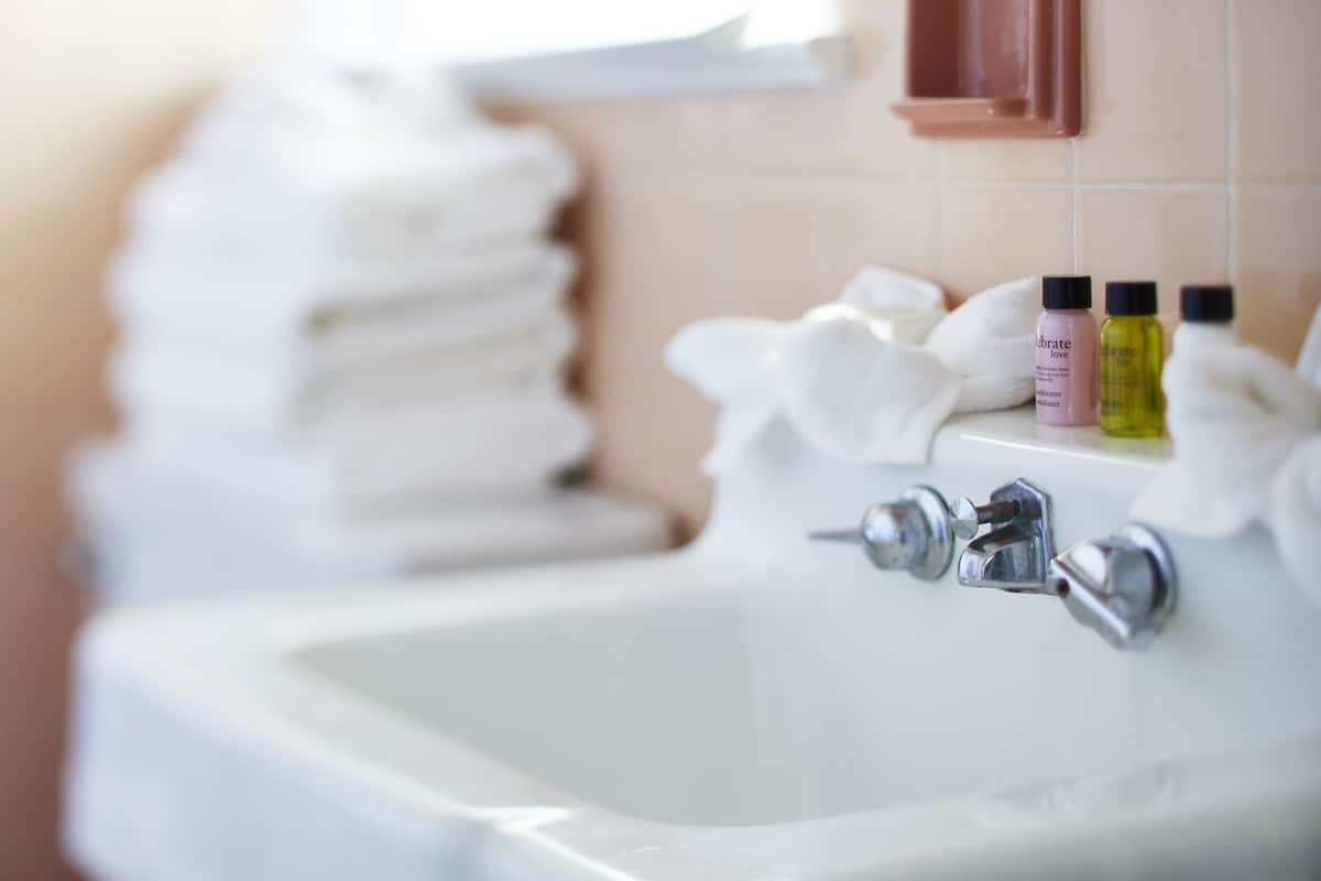 tiny cottage room separate house | bathroom | combined shower/bathtub, free toiletries, hair dryer, towels