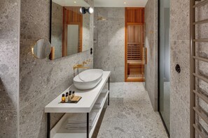 Apartament reial | Bany | Dutxa, articles de tocador de disseny, assecador de cabells i bidet 